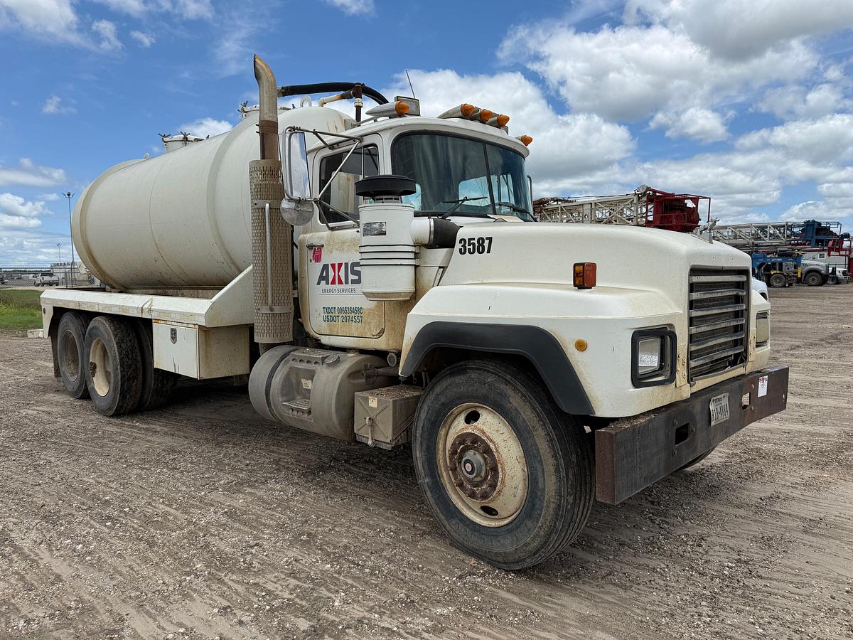 Used 1993 MACK RD690S T/A 75-BBL VACUUM TRUCK
