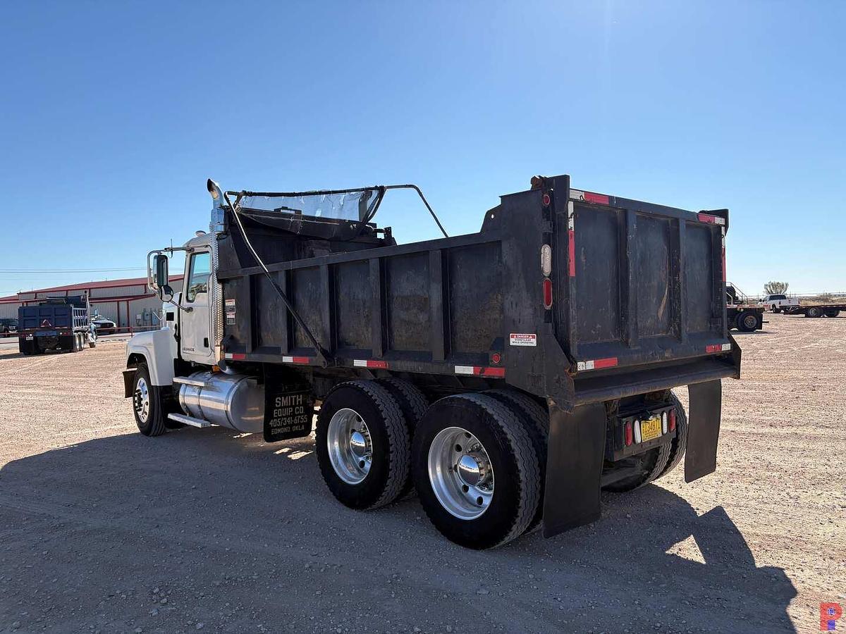 Used 2009 MACK PINNACLE T/A DAYCAB 15-YARD DUMP TRUCK