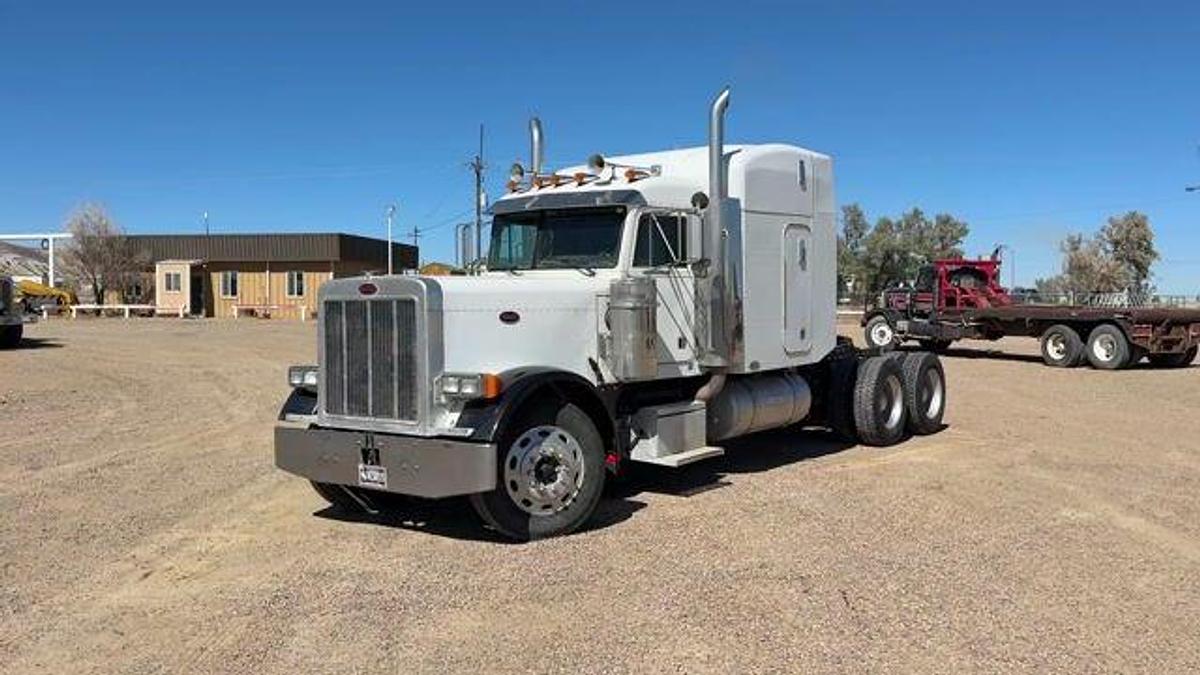 Used 2004 PETERBILT 379 EXT HOOD T/A 63” SLEEPER TRUCK
