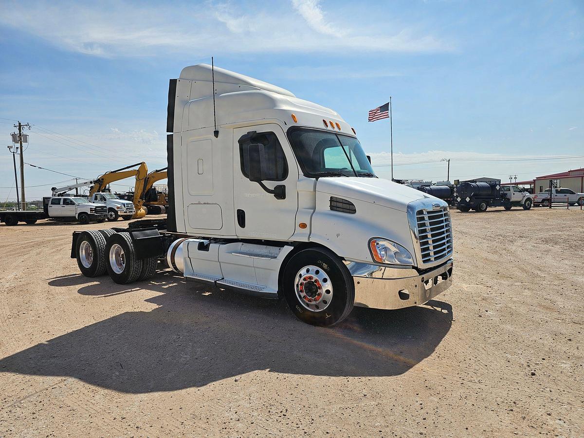 Used 2011 FREIGHTLINER CASCAIDA SLEEPER TRUCK
