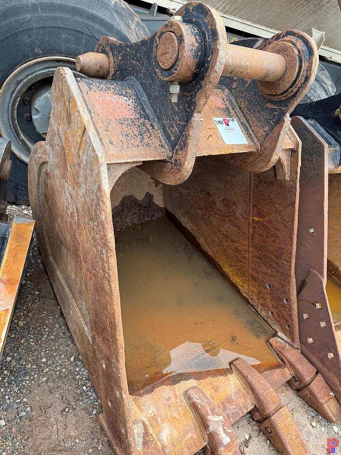 Used 42” HD 4-TOOTH EXCAVATOR BUCKET