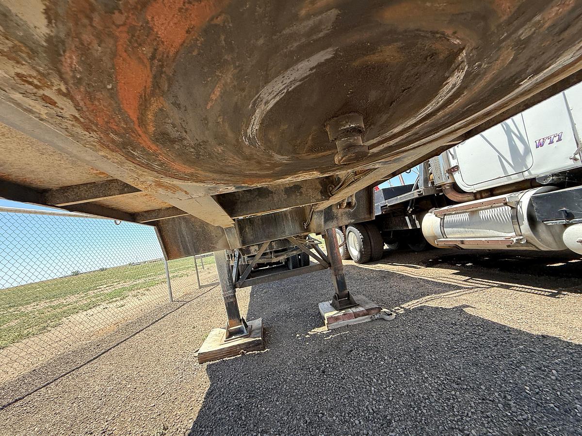 Used 400 SACK VOLUMETRIC CEMENT MIXER T/A TRAILER