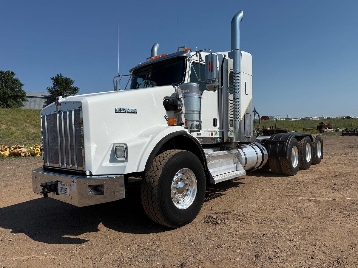 Used 2014 KENWORTH T800 TRI-DRIVE HEAVY HAUL 36" SLEEPER TRUCK