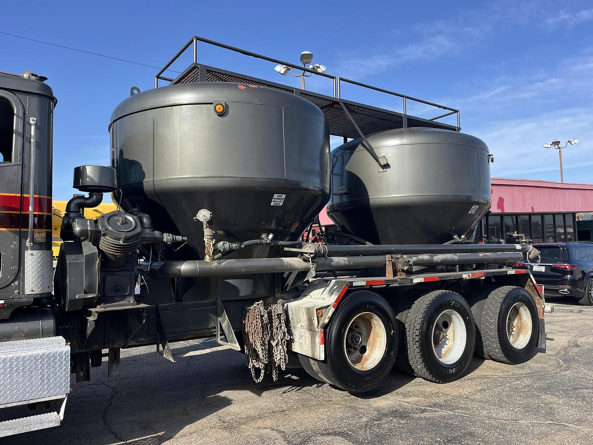 Used 2004 INTERNATIONAL  PAYSTAR 5600I TRI AXLE 660 CF CEMENT BULK TRUCK