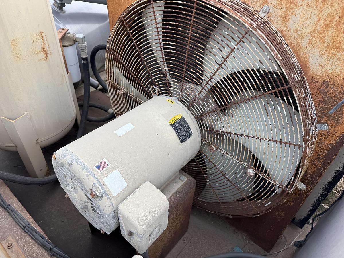 Used FS CURTIS 700 CFM / 50 PSI SKIDDED AIR COMPRESSOR UNIT P/B 125HP/460V/3PH ELEC. MOTOR