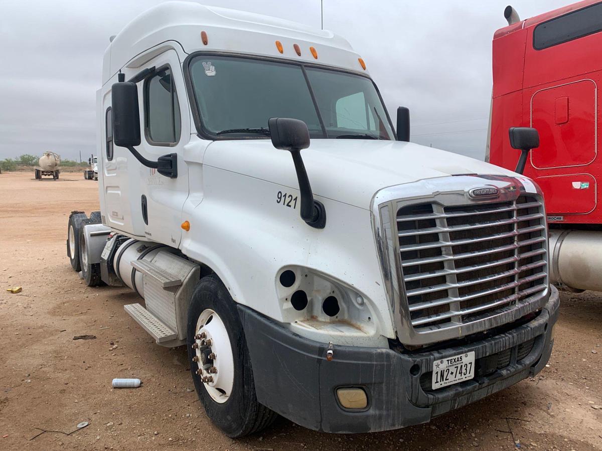 Used 2008 Freightliner Columbia 120 Sleeper Truck