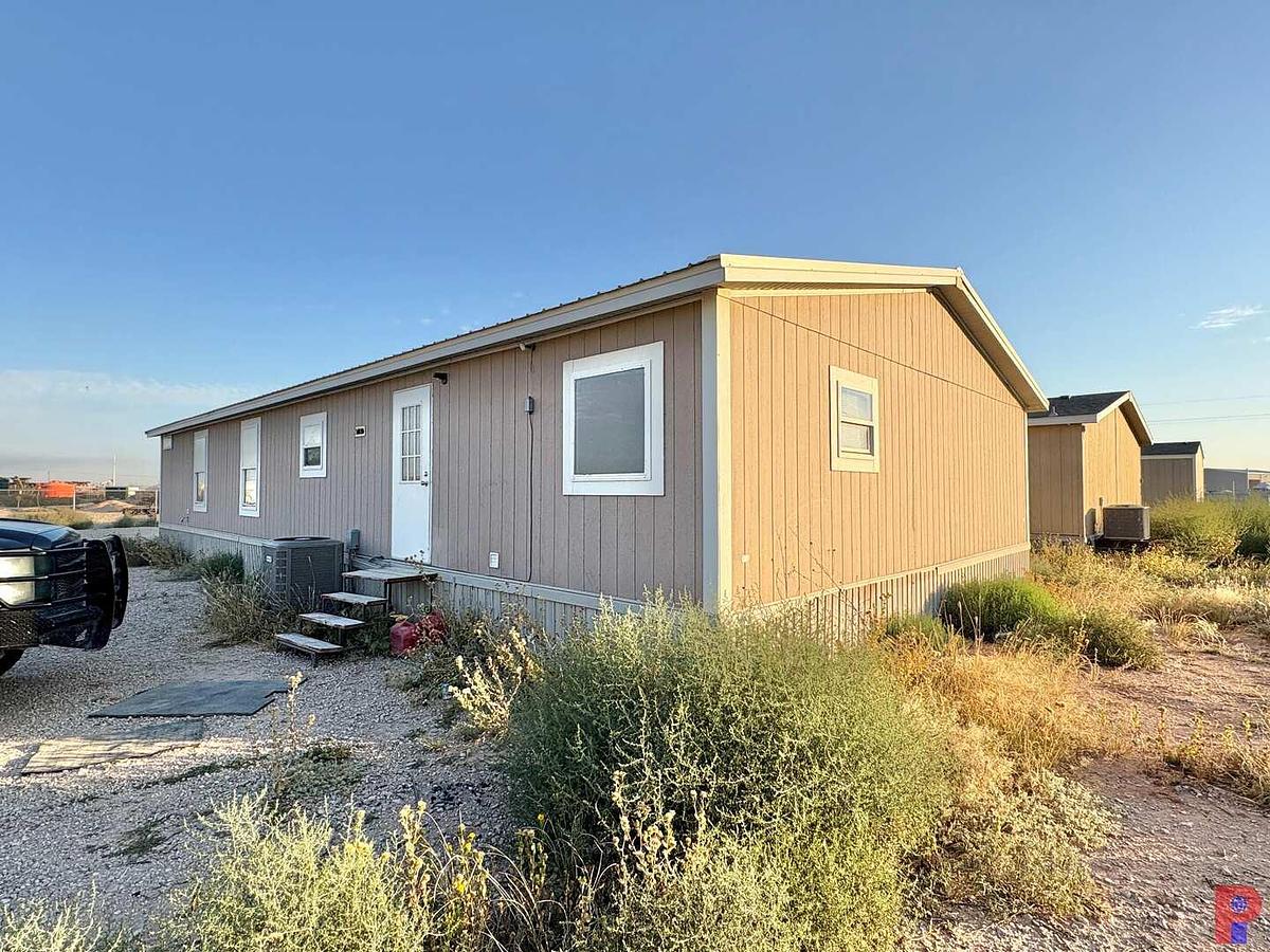 Used 2012 OAK CREEK 60’ X 30’ 4-BED 2-BATH DOUBLE WIDE MOBILE HOME