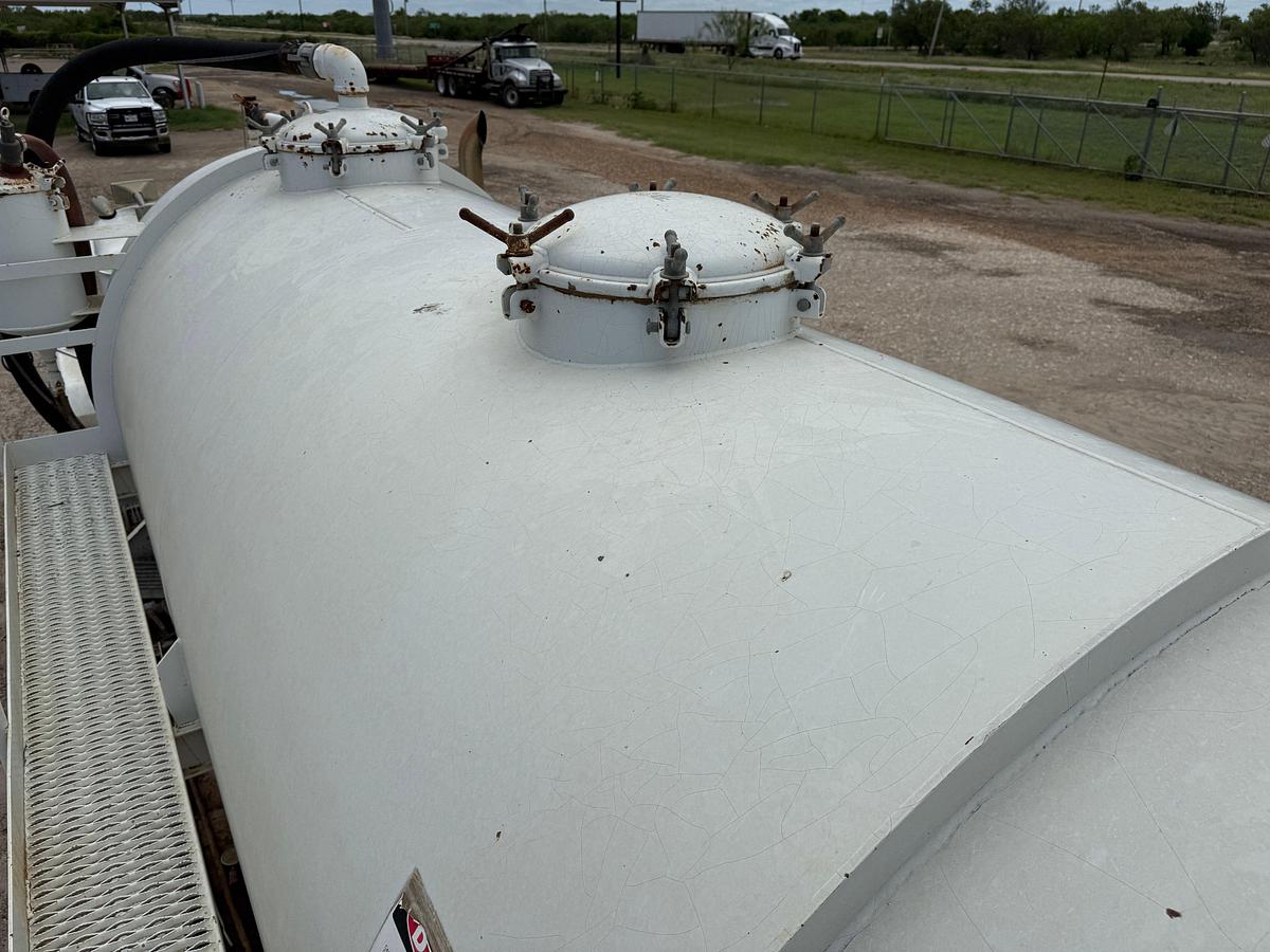 Used 1993 MACK RD690S T/A 75-BBL VACUUM TRUCK