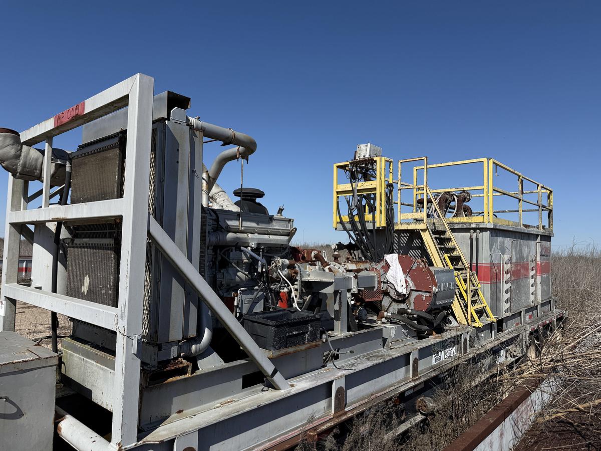 Used OILWELL SA634-5 10K WP TRIPLEX CEMENT PUMP UNIT W/ MIXING TANKS SKIDDED MTD ON 2007 LUFKIN TRI AXLE NARROW NECK LOWBOY