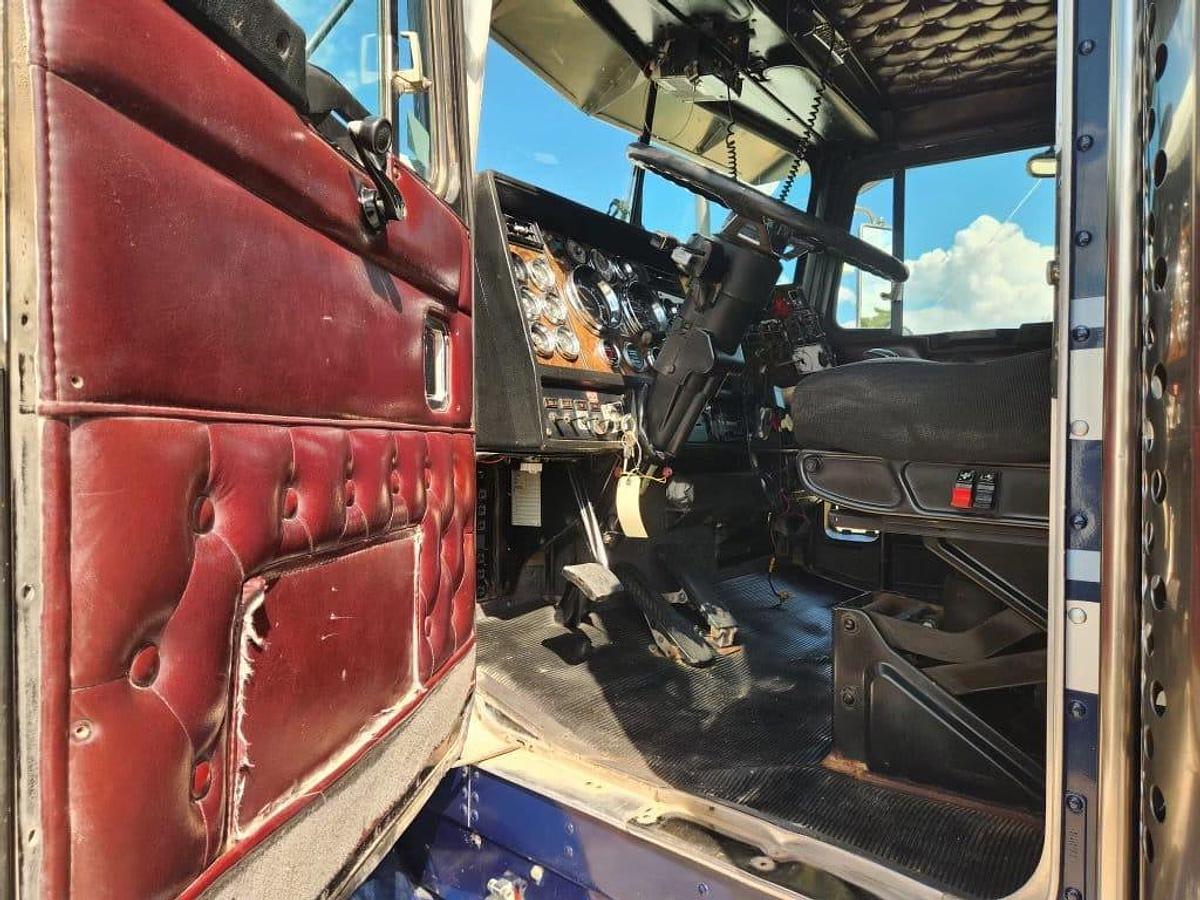 Used 1995 Kenworth T800B T/A SLEEPER TRUCK