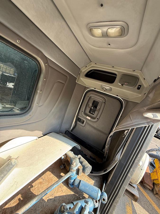 Used UNIBILT 36” SLEEPER FOR PETERBILT TRUCK