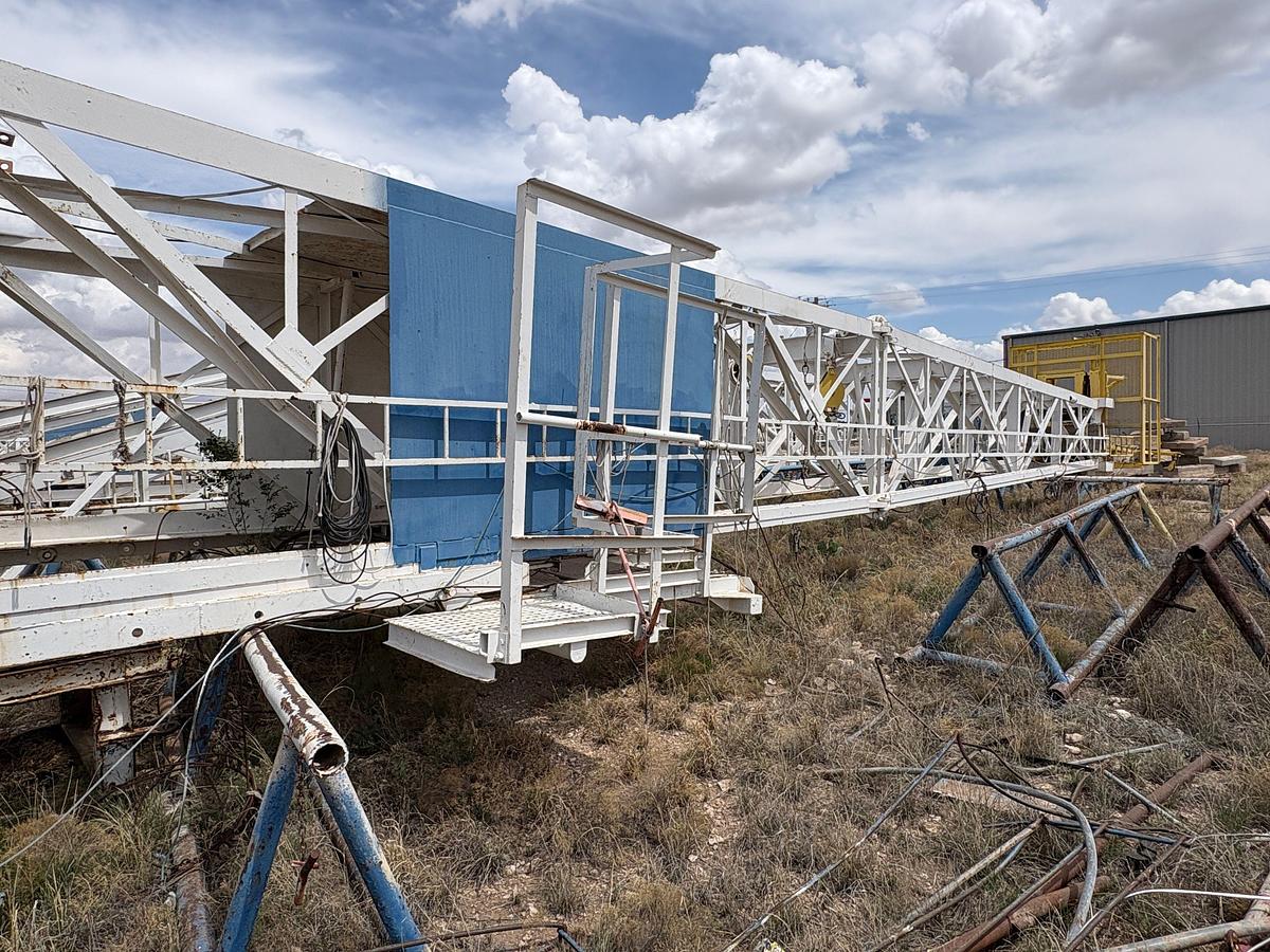 Used LEE C MOORE 142’ X 750,000 hookload Derrick w/ 1-1/4” sheaves