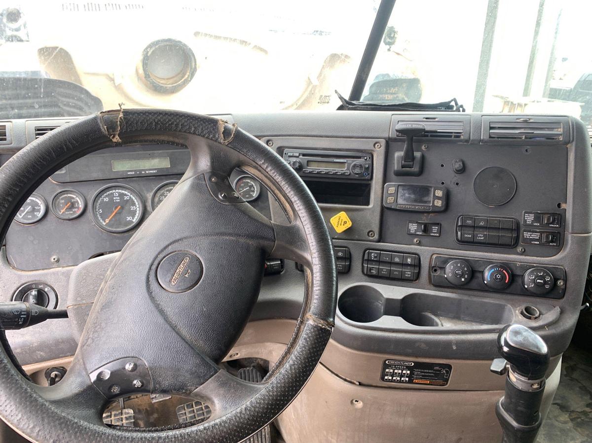 Used 2008 Freightliner Columbia 120 Sleeper Truck