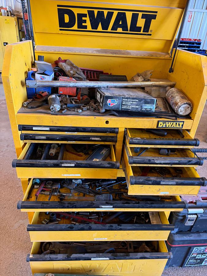 Used LOT OF (7) 2-TON TO 20-TON FLOOR JACKS, (1) 1-1/2 TON CHAIN HOIST, (2) DAYTONA WHEEL DOLLEYS, (6) 10-TON TO 22-TON JACK STANDS