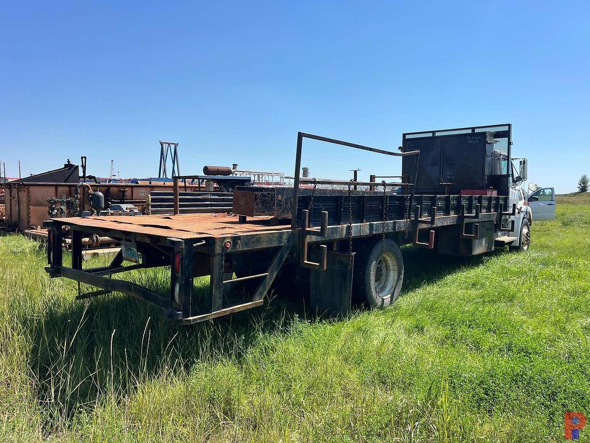 Used 1998 FREIGHTLINER FL70 S/A 26’ X 102” FLATBED TRUCK