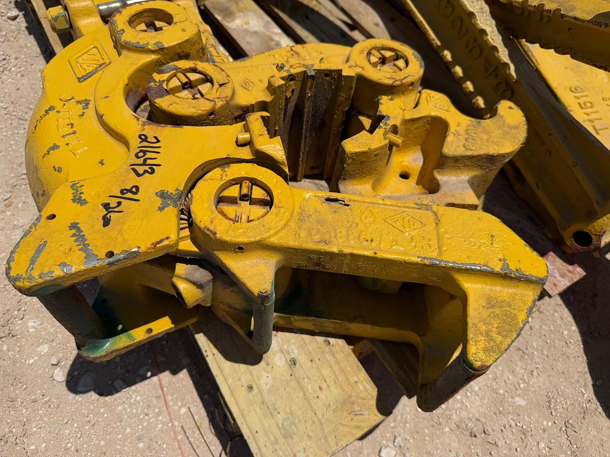 Used (2 X $) AOT TYPE C MANUAL TONGS