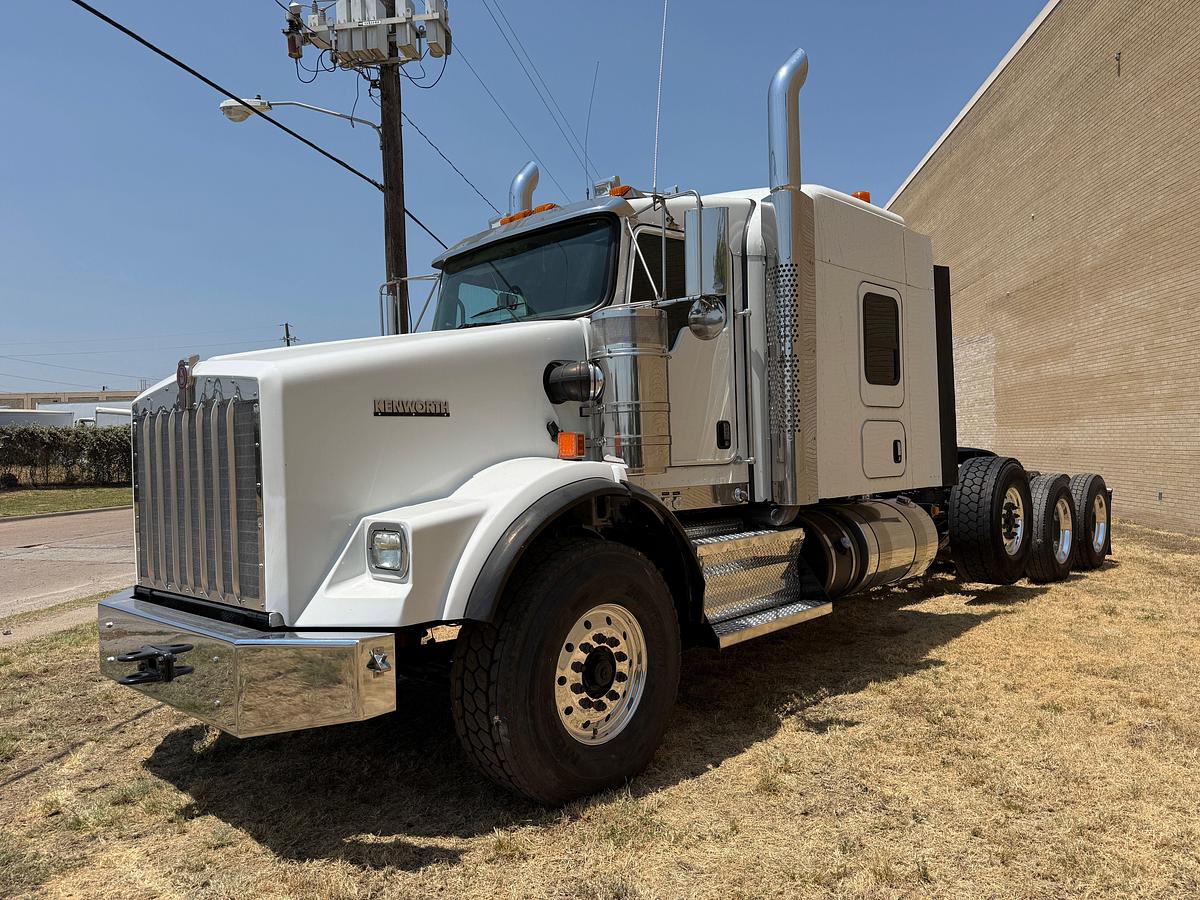 Used 2020 KENWORTH T800 TRI-AXLE HEAVY HAUL 60" SLEEPER TRUCK