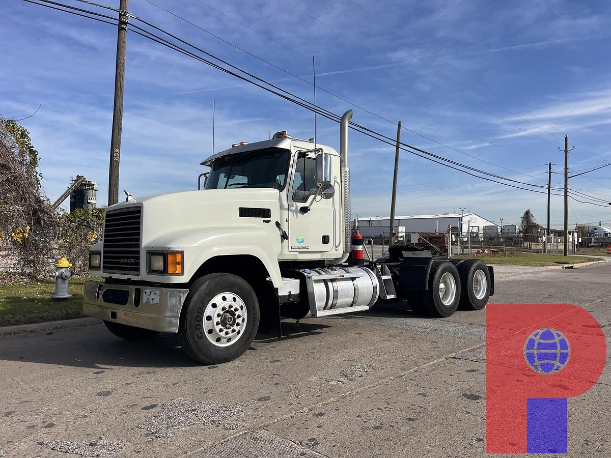 Used 2014 MACK PINNACLE CHU613 T/A DAY CAB TRUCK