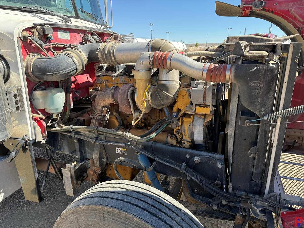 Used 2004 PETERBILT 379 EXT HOOD T/A 63” SLEEPER TRUCK