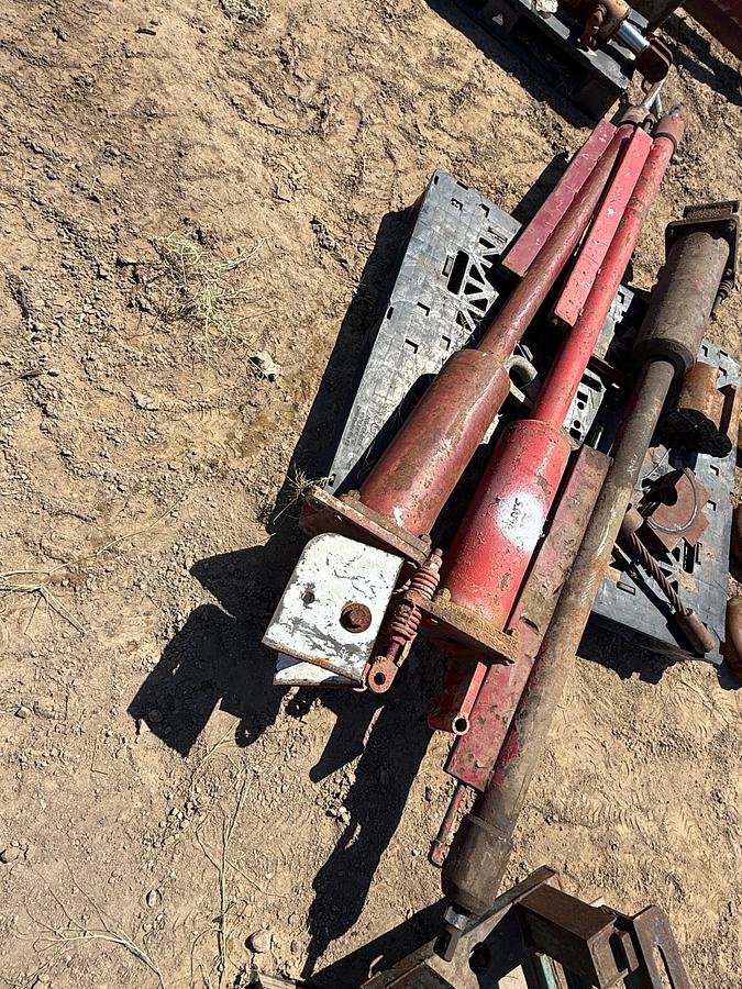 Used (2) PALLETS W/ (5) TONG LIFT CYLINDERS, TONG HANGER BRKT, (2) OIL SAVER PUMPS
