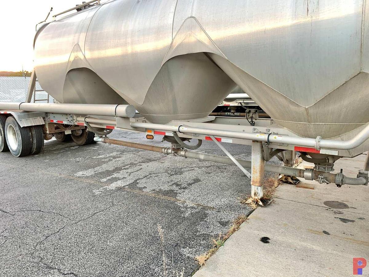 Used 2017 HEIL 1040 CU. FT T/A DRY BULK    PNEUMATIC TRAILER