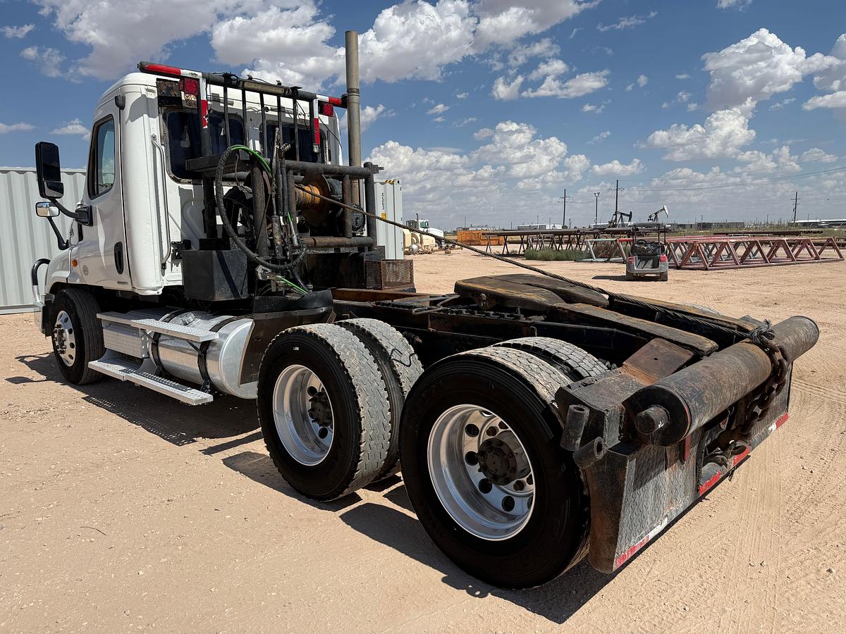Used 2009 FREIGHTLINER CASCADIA T/A DAYCAB WINCH TRUCK