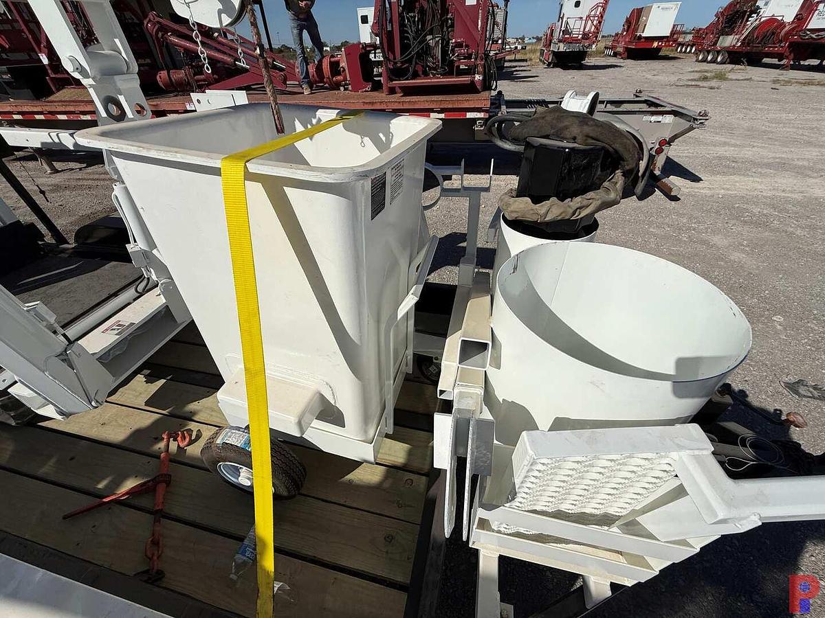 Used 2004 S.D.P. EZ HAULER CRAWLER DIGGER DERRICK ON T/A TRAILER