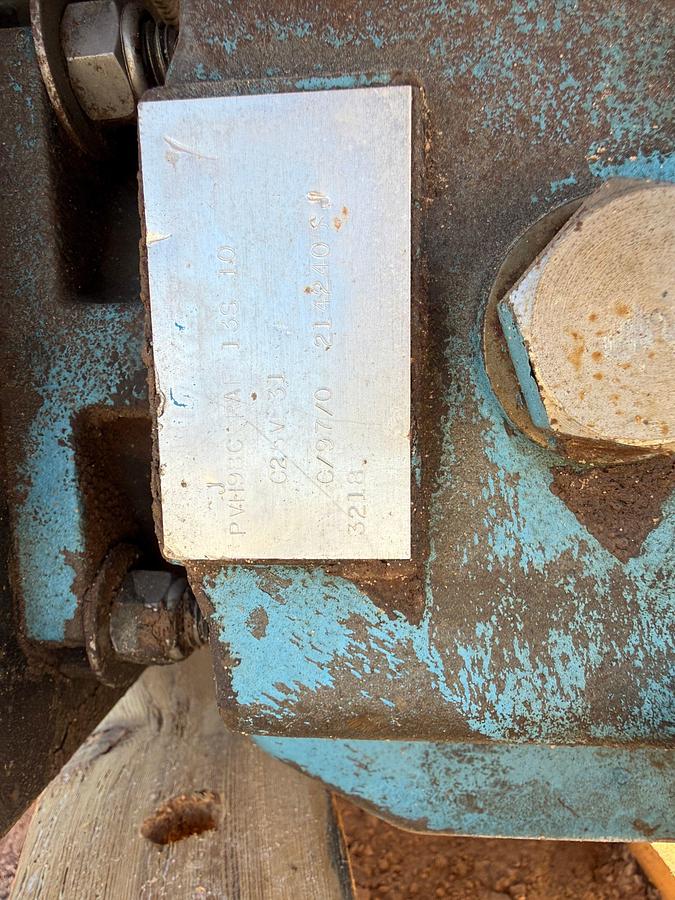 Used LOT W/ (2) VICKERS C25V-31 HYDRAULIC PUMPS, DRIVESHAFT, & 9”OD x 5’L HYDRAULIC CYLINDER