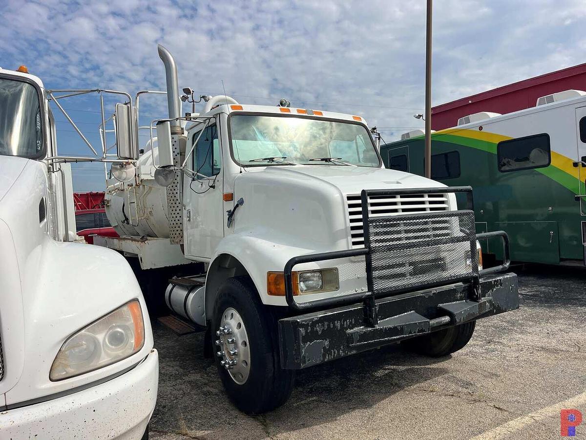 Used 1998 INTERNATIONAL 8100 T/A 70 BBL VACUUM TRUCK