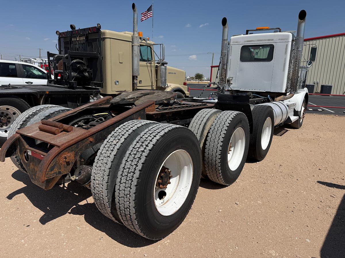 Used 2009 KENWORTH T800 TRI-AXLE HEAVY HAUL DAYCAB TRUCK