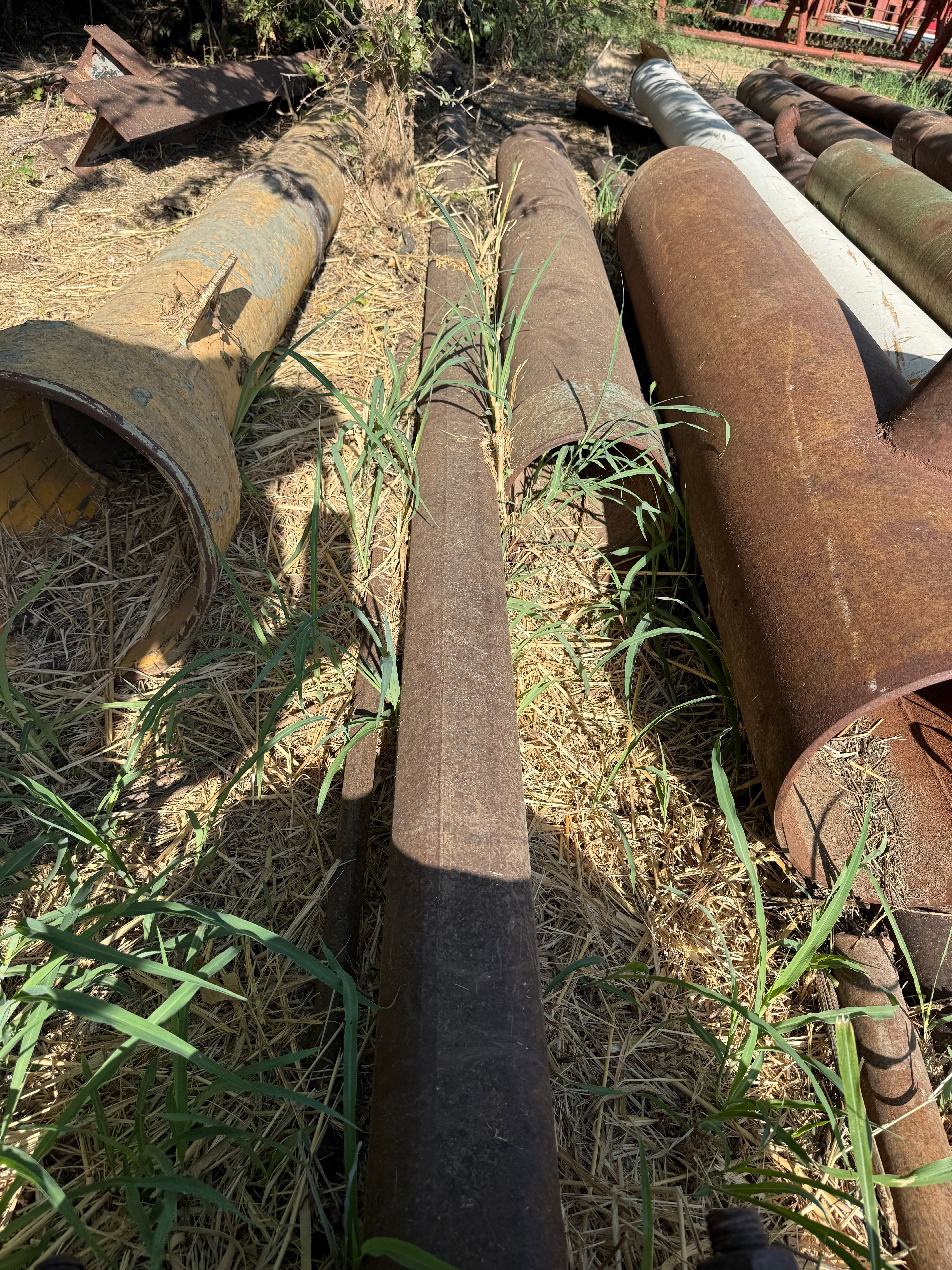 Used (1) 5-1/2” OCT. KELLY, BUSHING, RATHOLE, & PILE OF VARIOUS MUD HOSES & PIPE MOSTLY 8”