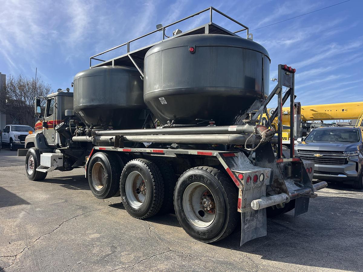 Used 2004 INTERNATIONAL  PAYSTAR 5600I TRI AXLE 660 CF CEMENT BULK TRUCK