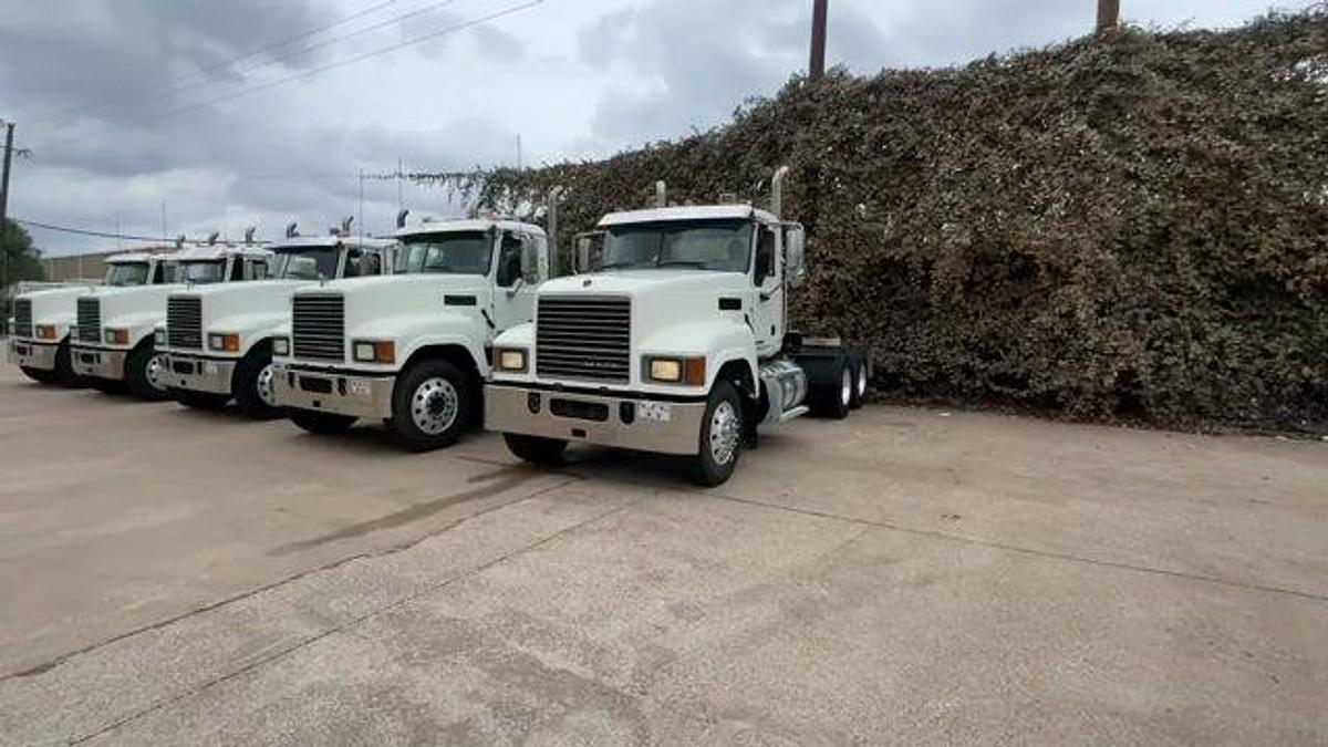 Used 2014 MACK CHU613 PINNACLE T/A DAY CAB TRUCK TRACTION