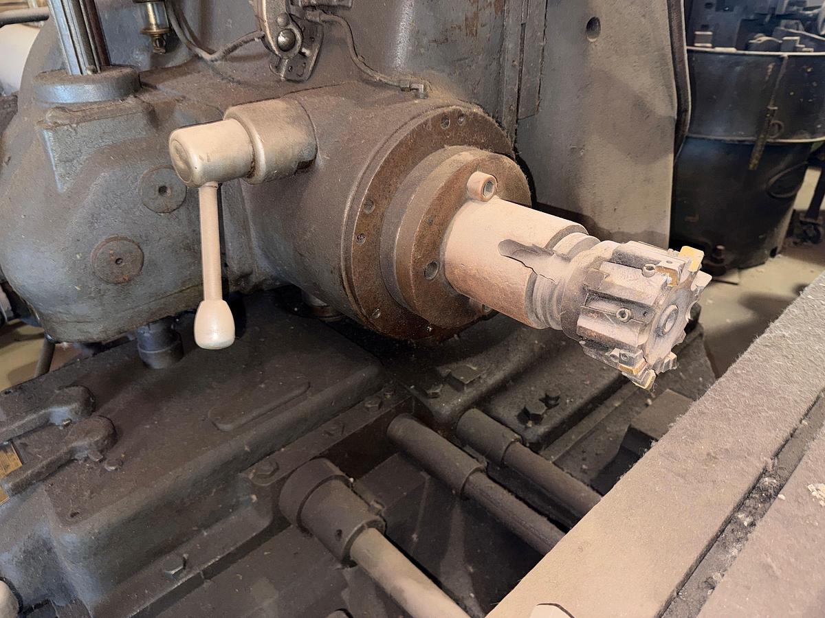 Used LUCAS MACHINE NO. 42 PRECISION HORIZONTAL MILLING MACHINE