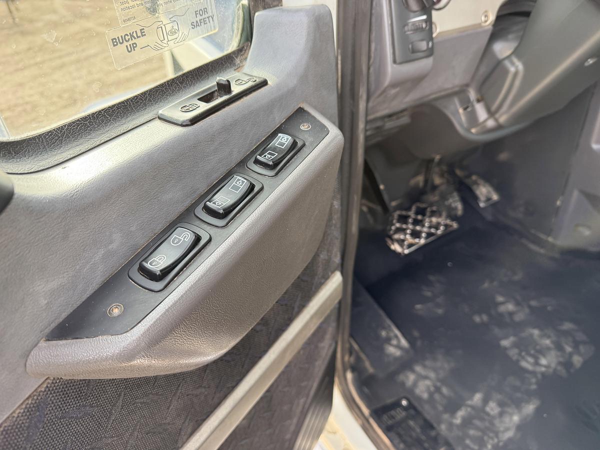 Used 2014 MACK PINNACLE CHU613 T/A 80K HYD. SLICK BACK WINCH TRUCK