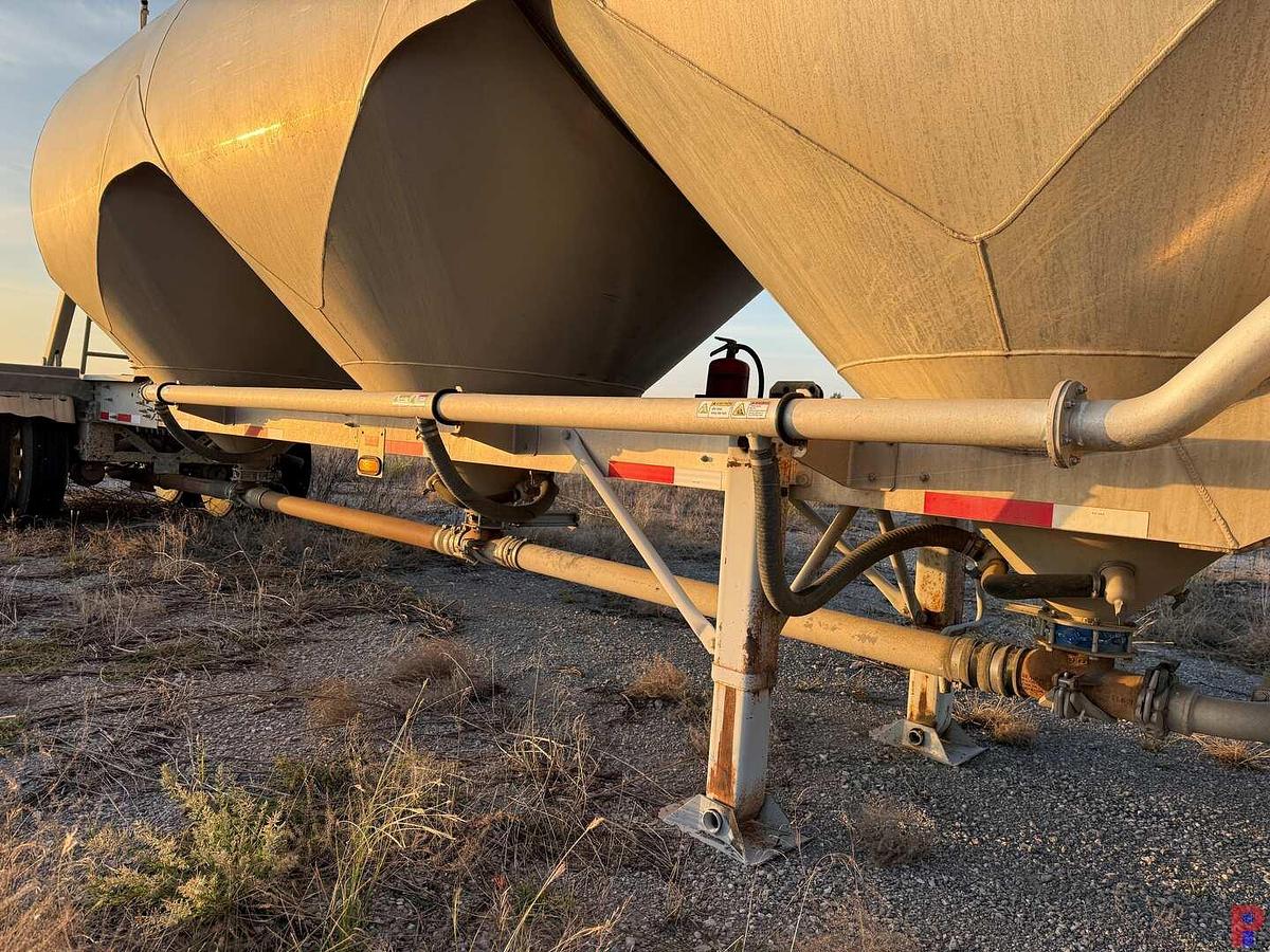 Used 2017 HEIL TRAILER  1040 CU. FT. T/A PNEUMATIC DRY BULK TRAILER