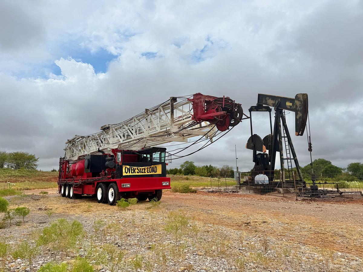Used 1985 Taylor 550 Well Service Rig, 104 x 250k Mast