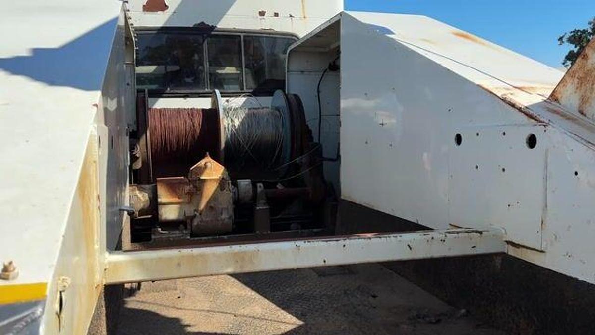 Used 2000 INTERNATIONAL 4800 S/A 4X4 SLICKLINE TRUCK