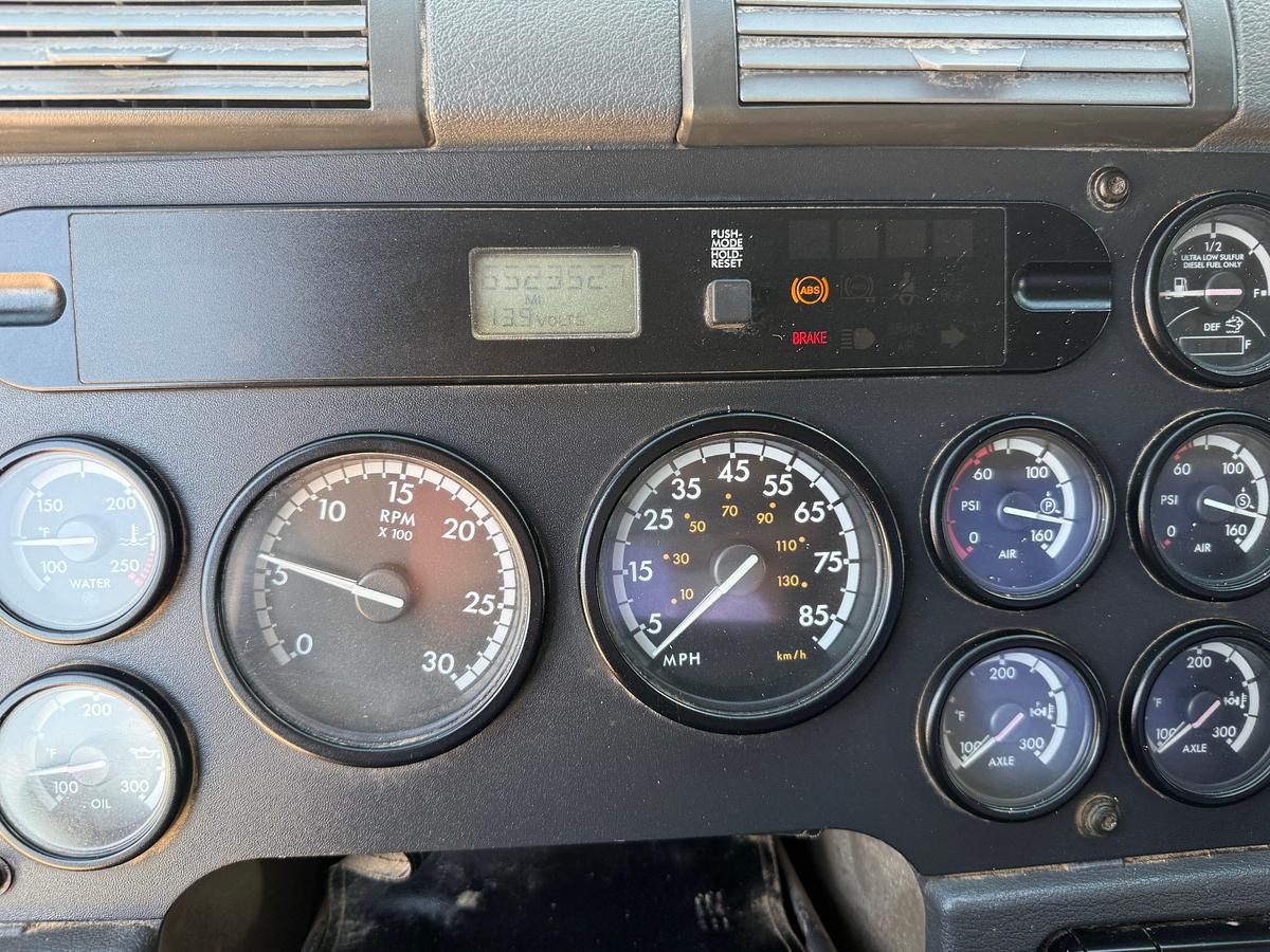 Used 2009 FREIGHTLINER CASCADIA T/A DAYCAB WINCH TRUCK