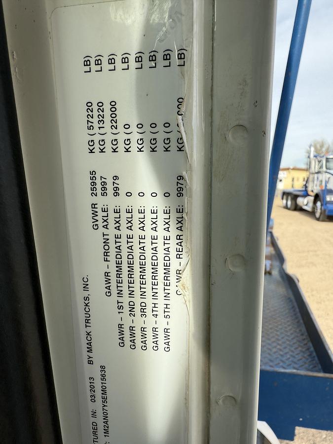 Used 2014 MACK PINNACLE CHU613 T/A 80K HYD. SLICK BACK WINCH TRUCK