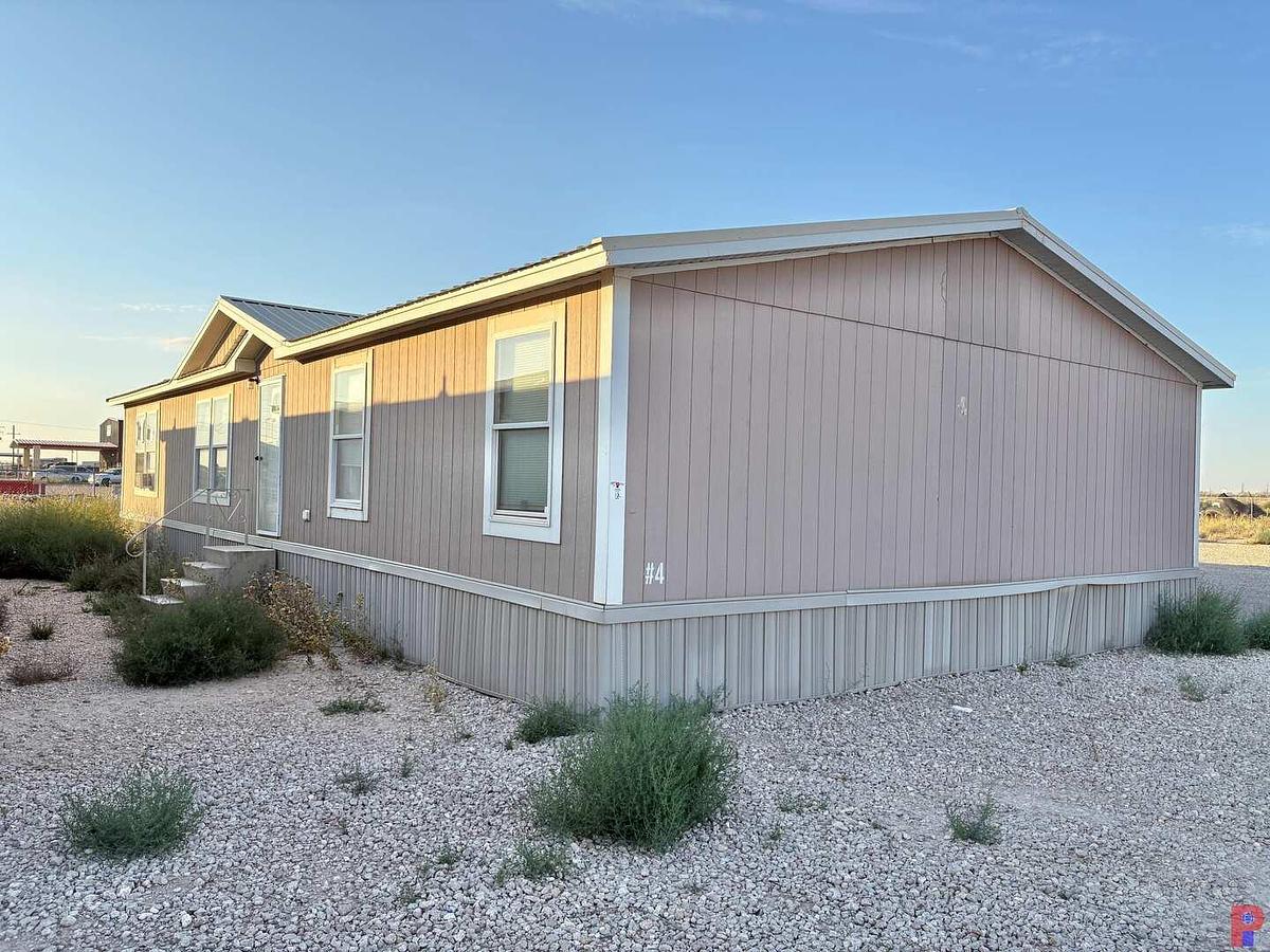 Used 2012 OAK CREEK 60’ X 30’ 4-BED 2-BATH DOUBLE WIDE MOBILE HOME