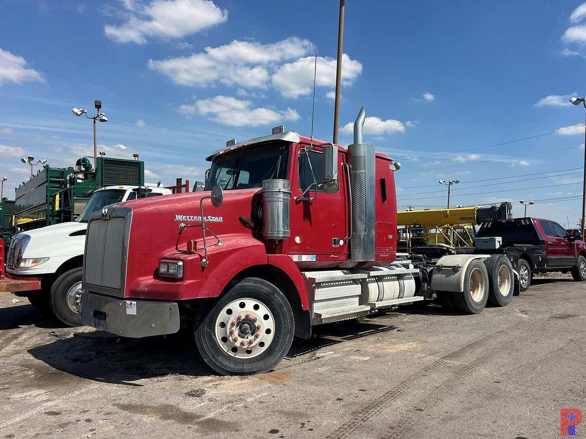 Used 2012 WESTERN STAR 4900 SB T/A 24” SLEEPER TRUCK