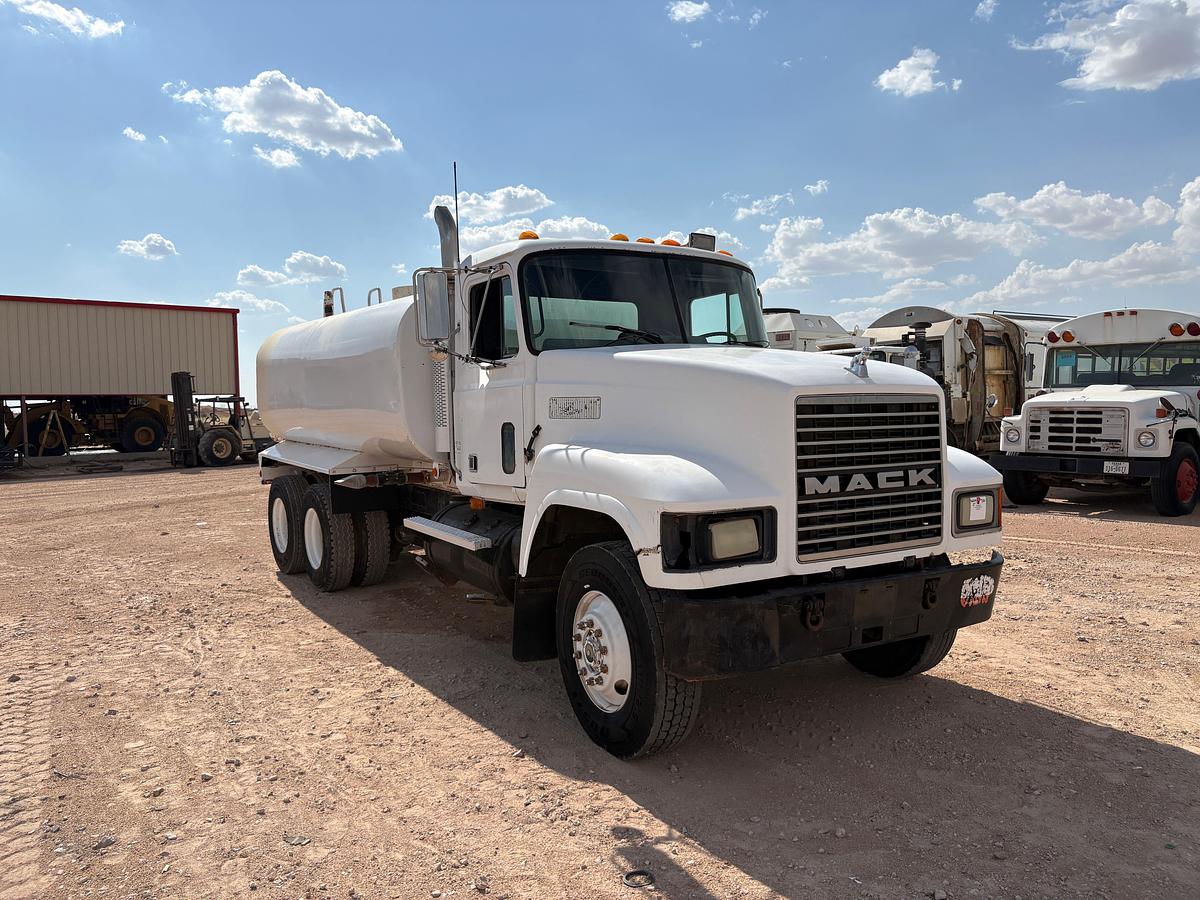 Used 1993 MACK CH613 T/A DAYCAB WATER TRUCK