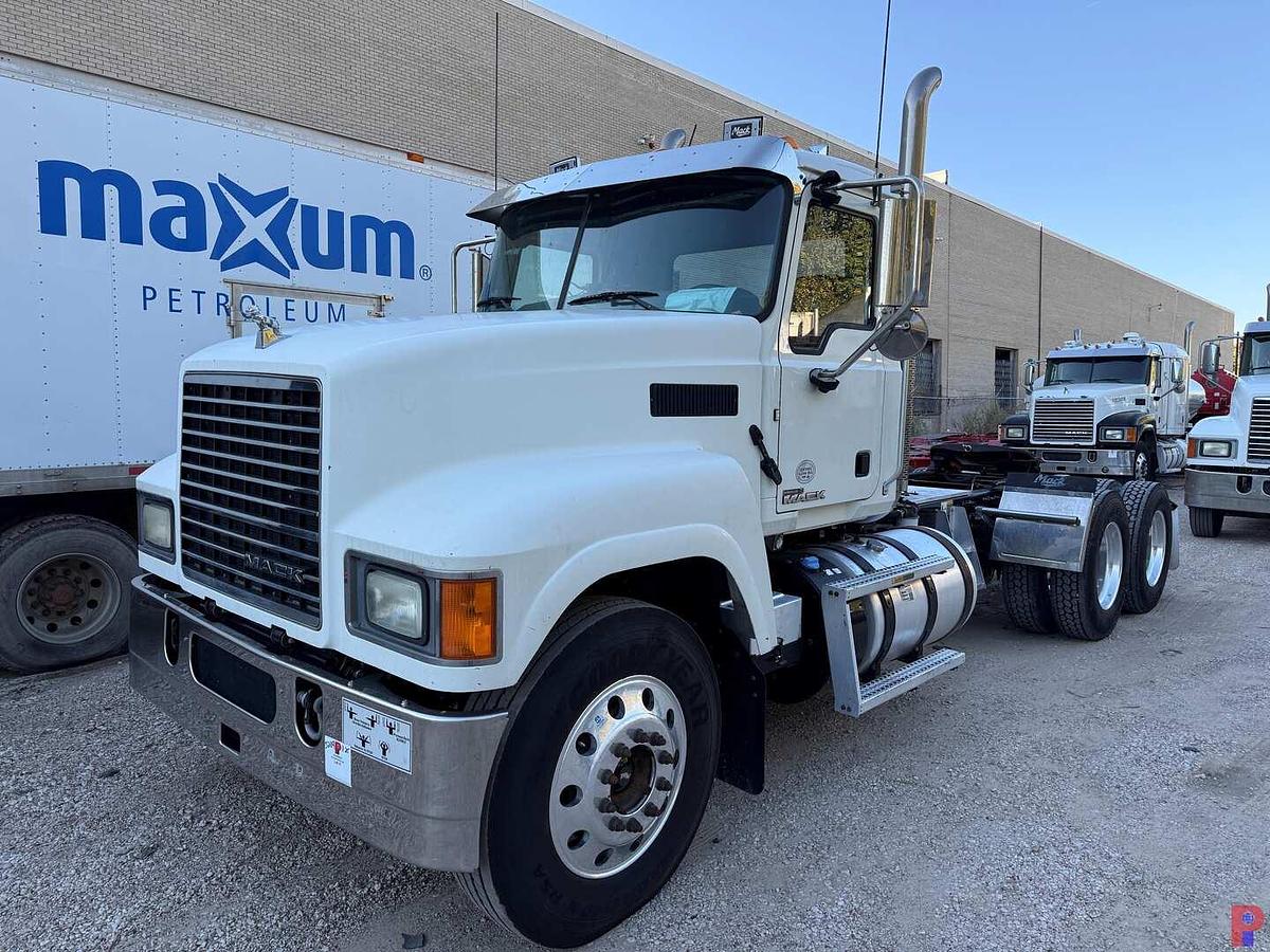Used 2015 MACK CHU613 PINNACLE T/A DAY CAB TRUCK TRACTOR