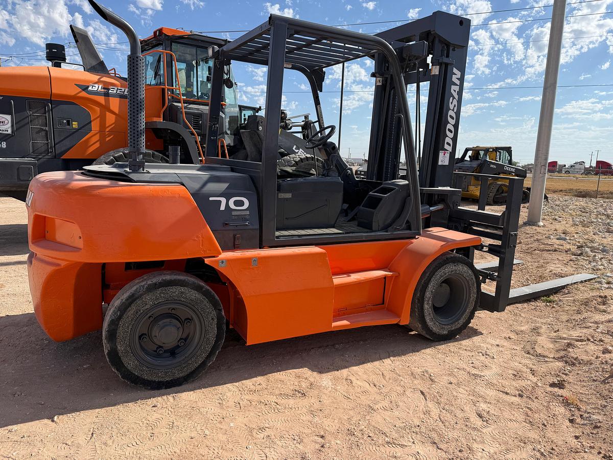 Used 2012 Doosan D70S-5 13,550lbs forklift