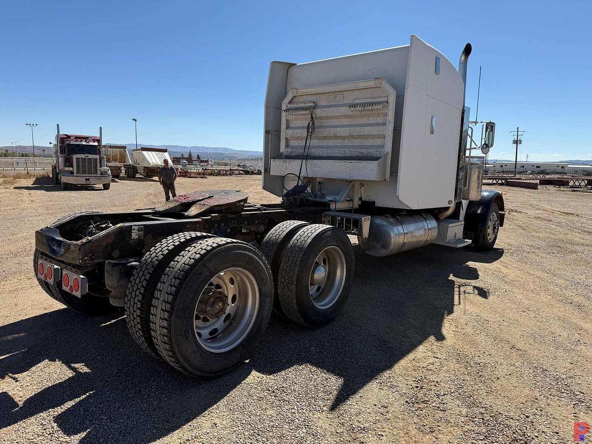 Used 2004 PETERBILT 379 EXT HOOD T/A 63” SLEEPER TRUCK