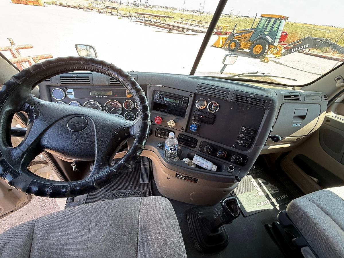 Used 2014 FREIGHTLINER CASCADIA T/A 64” SLEEPER TRUCK