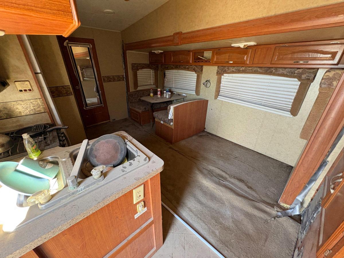 Used 2008 HOLIDAY RAMBLER SAVOY LX 32’ T/A 5TH WHEEL CAMPER TRAILER