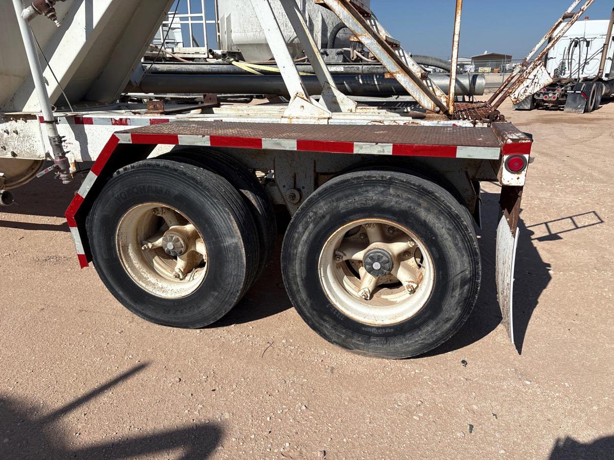 Used 1978 FRUEHAUF 985 CU. FT. T/A PNEUMATIC DRY BULK TANK TRAILER
