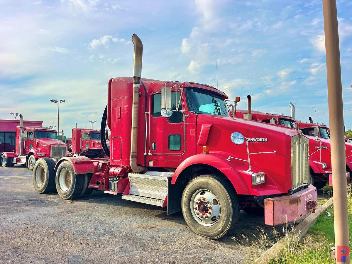 Used 2010 KENWORTH T800 T/A 36” SLEEPER TRUCK